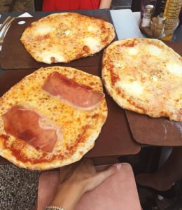 Best pizza i've had in years Heute gab es eine kleine Planänderung und wir sind doch nach Antibes an den Strand☀ gefahren und werden erst morgen (hoffentlich braun gebrannt )nach Monaco fahren☺ hoffentlich habt ihr auch so tolles wetter und genießt eure Ferien ☺ #pizzaislife #nizza #holidays #trip #beach #summer #love