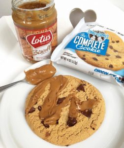 Lenny&Larry Cookie + Lotus Creme = FOODPORN Nochdazu wenn man den Cookie für 20 Sekunden in die Mikrowelle gibt und die Creme...oh. mein.Gott Für mich mittlerweile besser als Nutella und jaaa sogar besser als meine geliebte Dattel Schoko Creme oder Nussbutter So lässt sich ein Sonntag auf jeden Fall gut starten☺️ Habt einen entspannten Tag☺️ - - #breakfast #snack #cookie #food #foodporn #sunday #balance #lifestyle #healthy #fitness #love